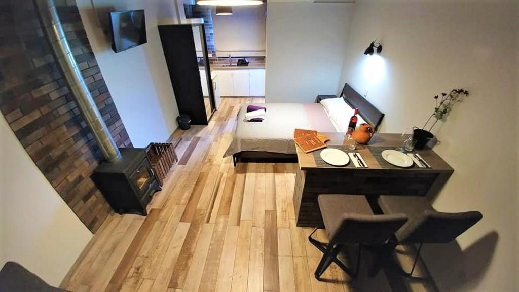 um quarto com uma cama, uma secretária e cadeiras em Perneia Rooms em Askas