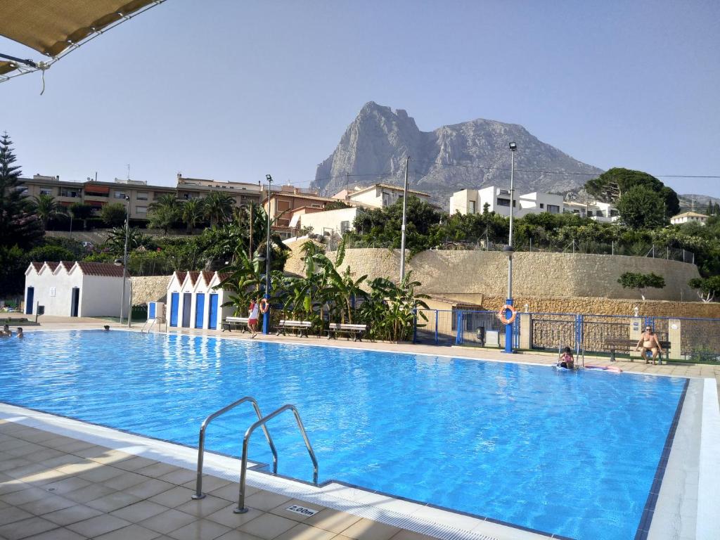 a swimming pool with a mountain in the background at Casa Rústica in Finestrat
