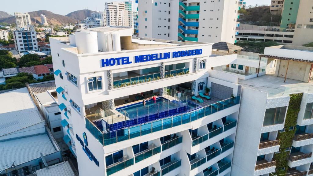 una vista aérea del hotel kochi convertido en edificio en Hotel Medellín Rodadero, en Santa Marta