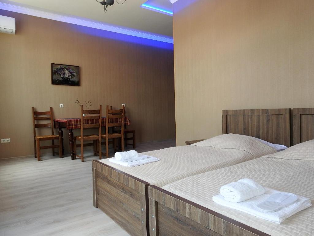 Postel nebo postele na pokoji v ubytování White Hotel Guesthouse