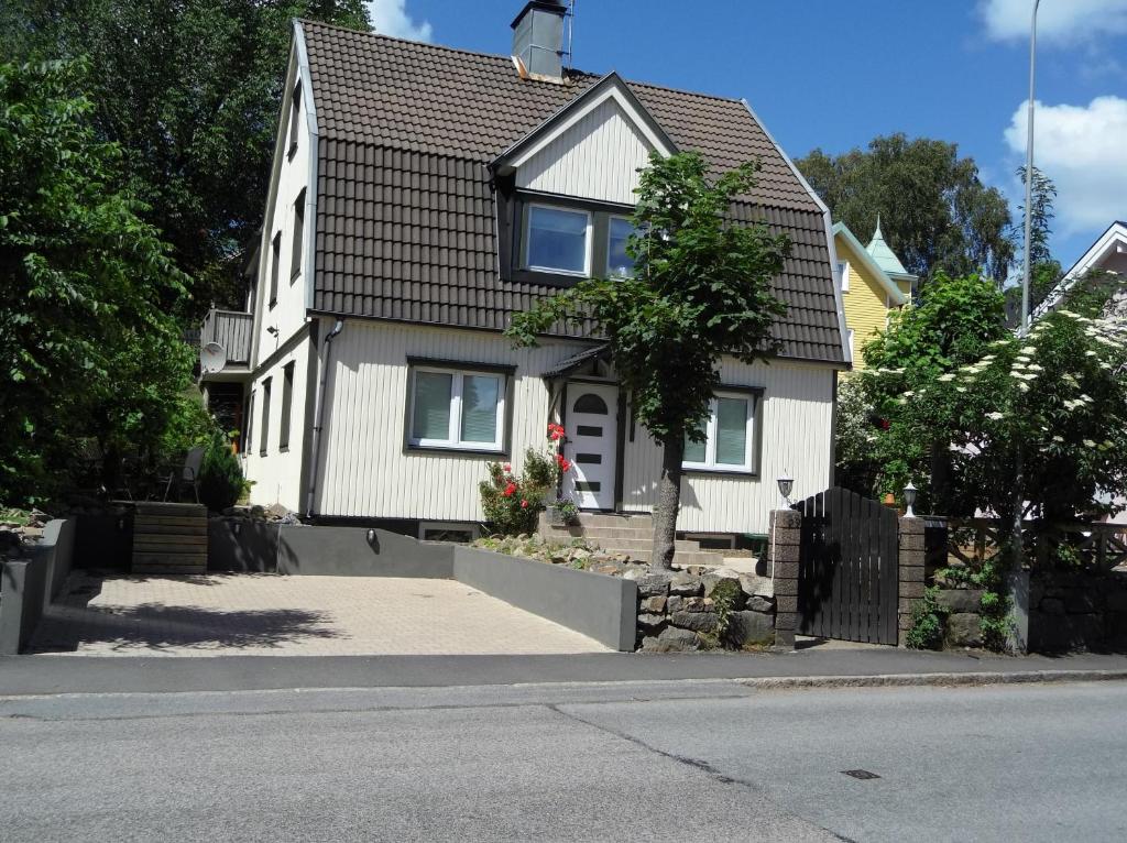 une maison blanche avec un toit noir dans l'établissement Villa Kungssten, à Göteborg