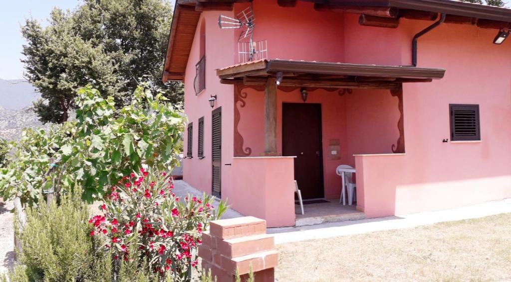 Giunganoにあるcasa vacanza San Feliceのピンクの家