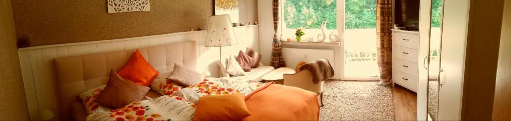 En eller flere senge i et værelse på Marburg Apartment mit Balkon & Wintergarten KEINE Monteure !