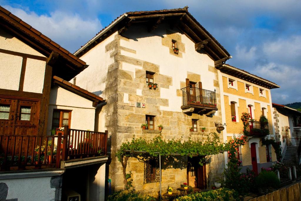Casas rurales Etxeberri Ostatua en Atallu, Navarra