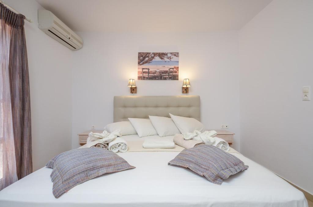 Postel nebo postele na pokoji v ubytování Acti Plaka Hotel