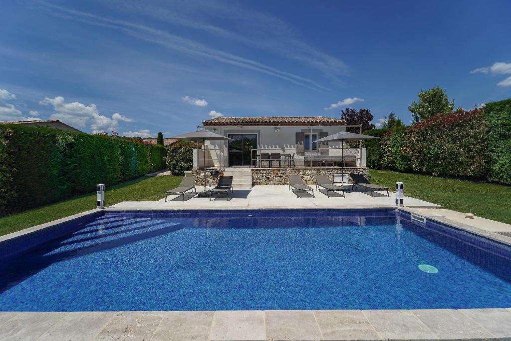 une grande piscine en face d'une maison dans l'établissement Les Restanques De Beaudine, à Forcalquier