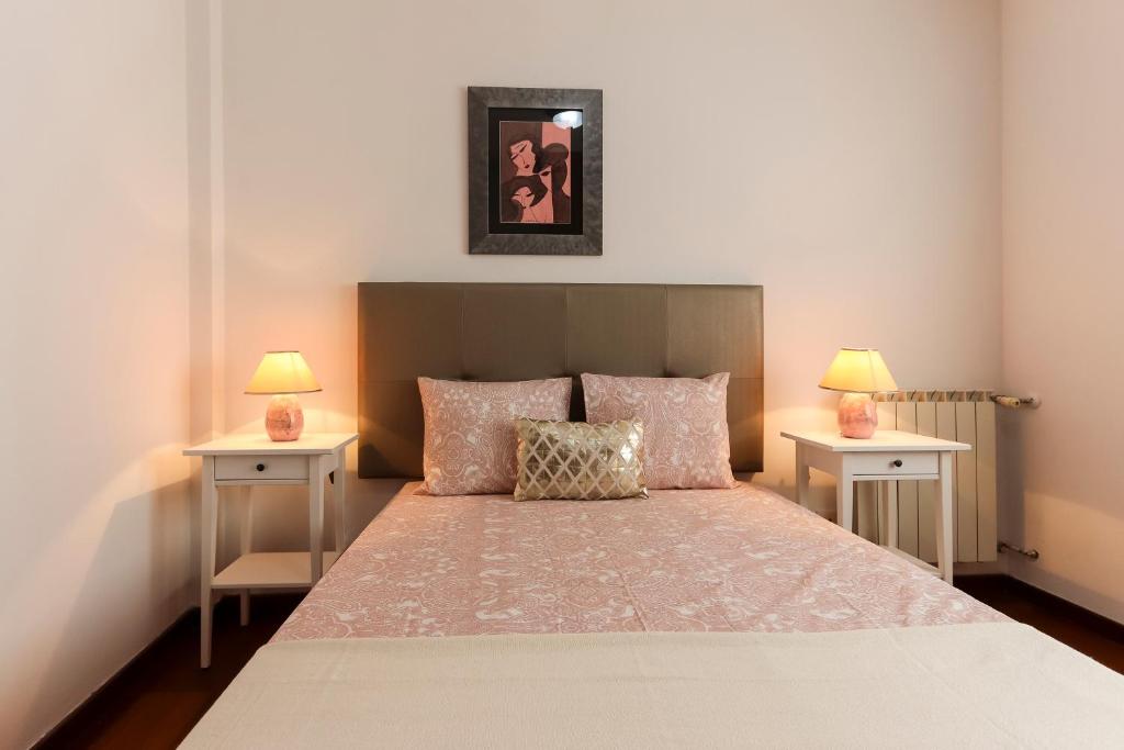 - une chambre avec un grand lit et 2 tables de chevet dans l'établissement Charming Guesthouse - Sónias Houses, à Lisbonne