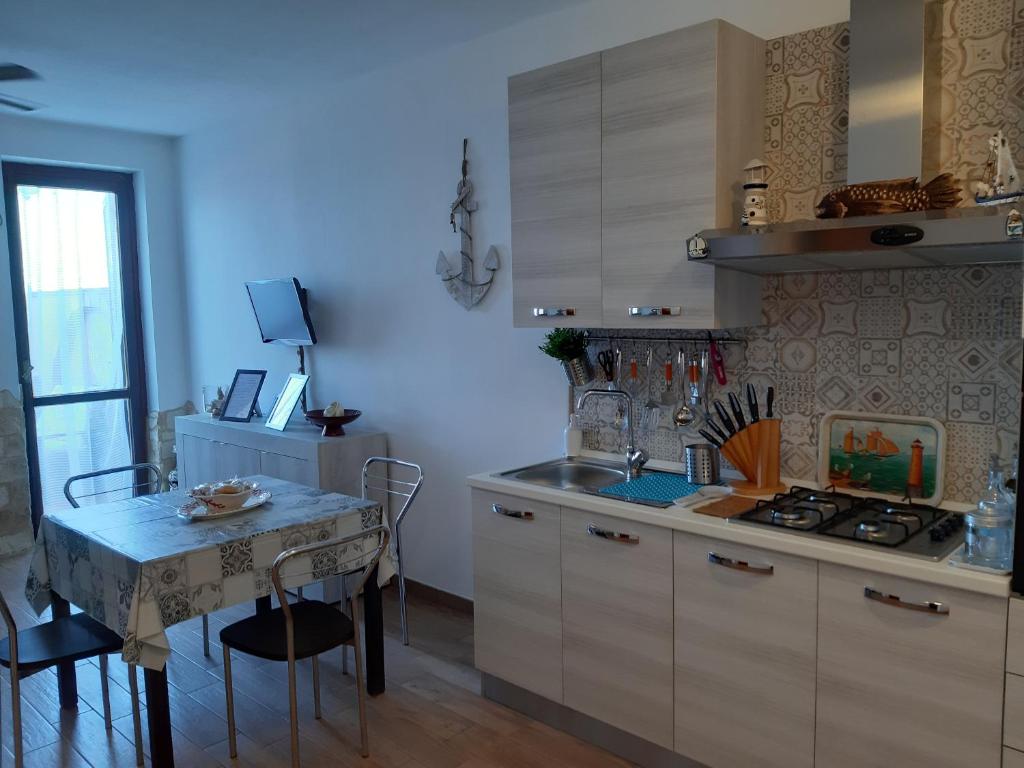 Kuchyň nebo kuchyňský kout v ubytování SeeonSea Apartment