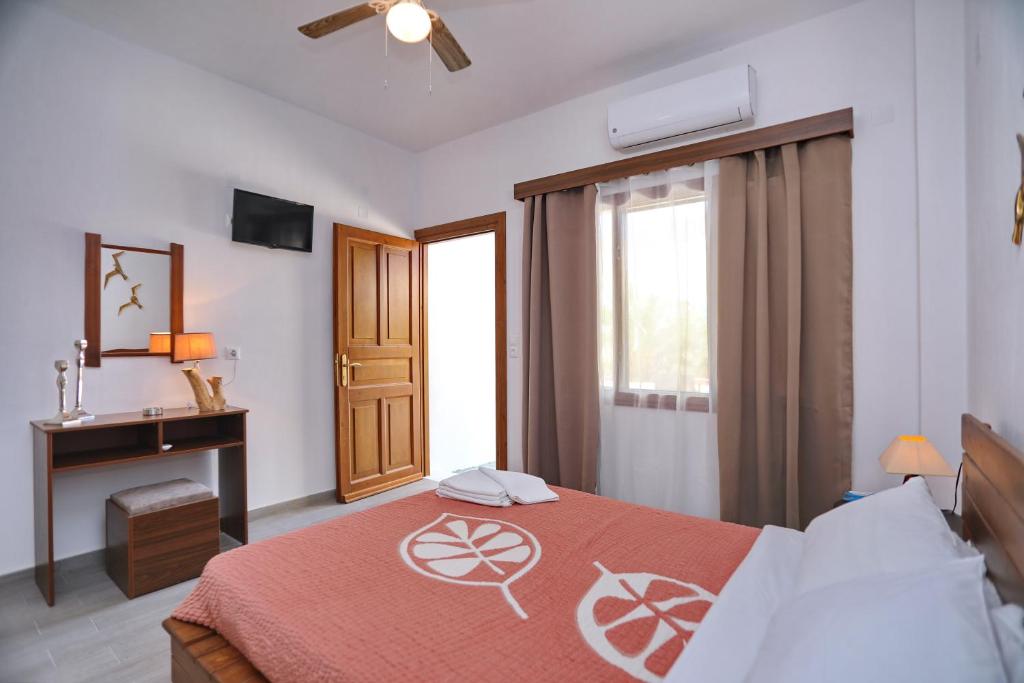Postel nebo postele na pokoji v ubytování Giasemi Apartments