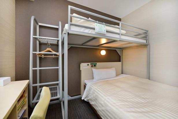 Bunk bed o mga bunk bed sa kuwarto sa Super Hotel Tokyo JR Shinkoiwa