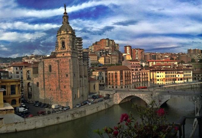 Nespecifikovaný výhled na destinaci Bilbao nebo výhled na město při pohledu z apartmánu