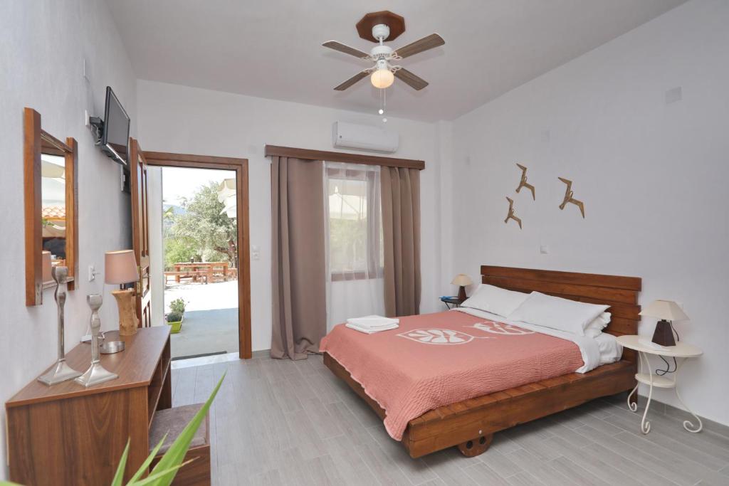 Postel nebo postele na pokoji v ubytování Giasemi Apartments