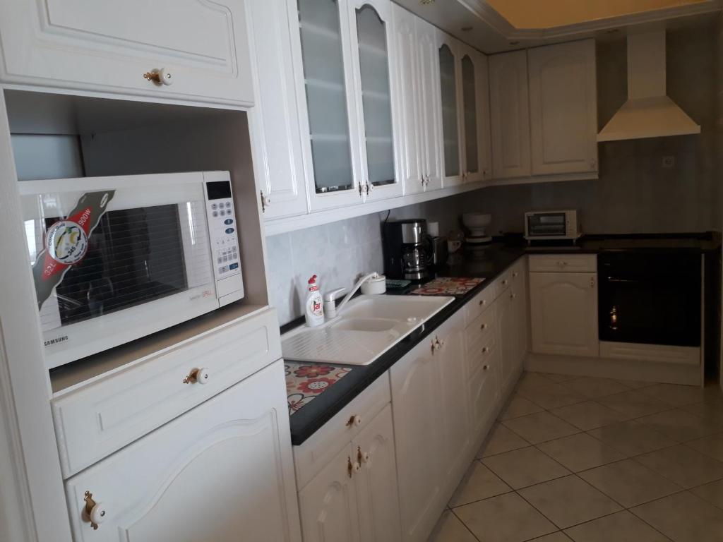 Kuchyňa alebo kuchynka v ubytovaní Piac Utcai Apartman 2