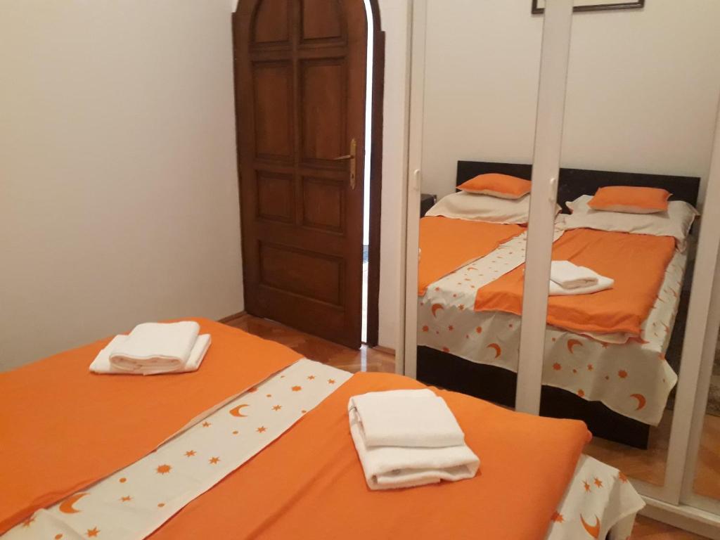 Posteľ alebo postele v izbe v ubytovaní Piac Utcai Apartman 2