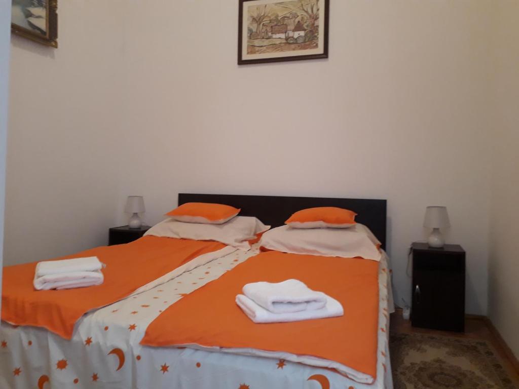 Posteľ alebo postele v izbe v ubytovaní Piac Utcai Apartman 2