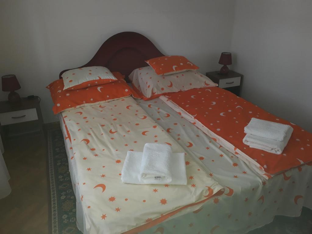 Posteľ alebo postele v izbe v ubytovaní Piac Utcai Apartman 2