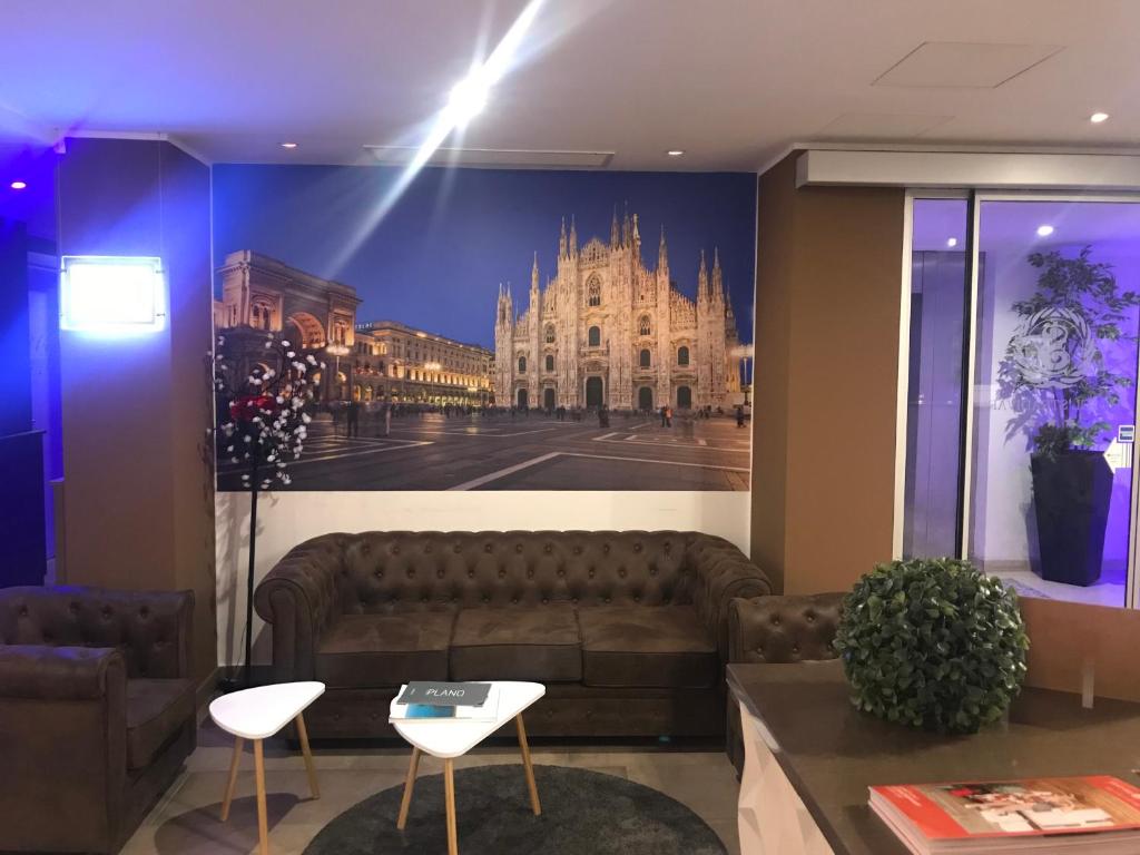 una sala de estar con sofá y una foto de un edificio en Hotel Stradivari en Milán