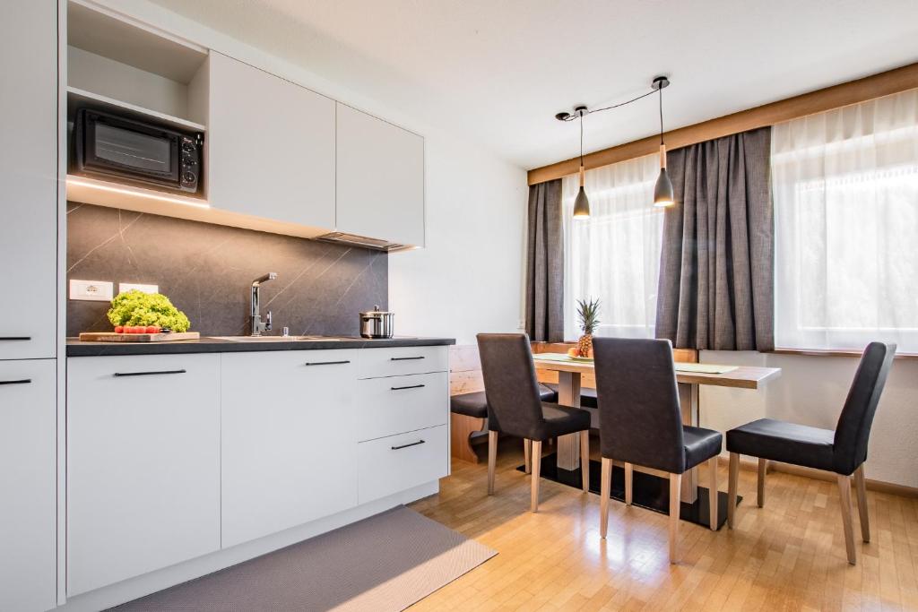 Kuchyňa alebo kuchynka v ubytovaní Ciasa MAEL Dolomites Apartments