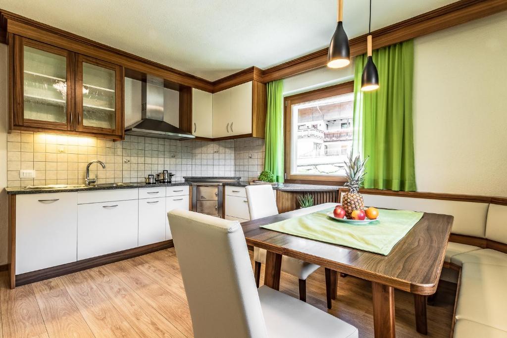 Kuchyňa alebo kuchynka v ubytovaní Ciasa MAEL Dolomites Apartments