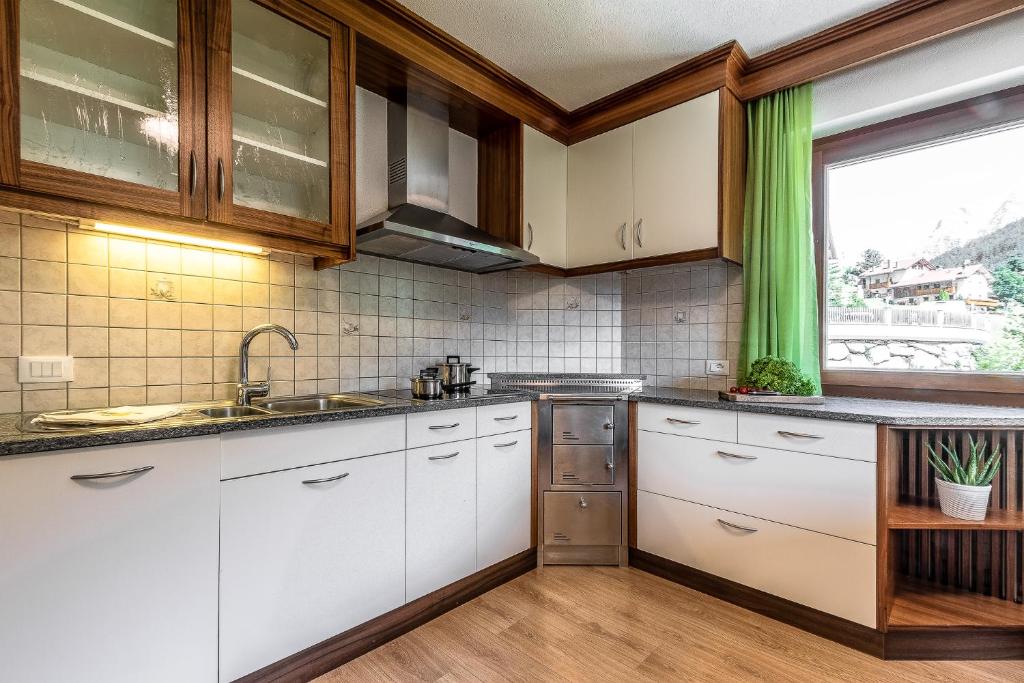 Kuchyňa alebo kuchynka v ubytovaní Ciasa MAEL Dolomites Apartments