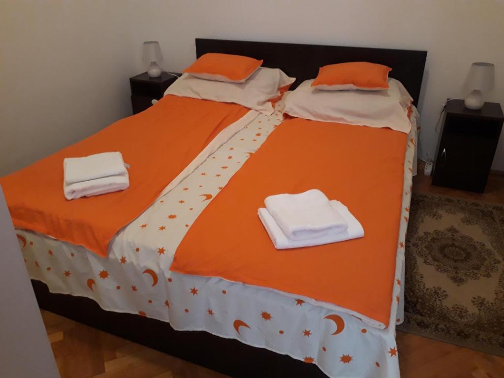 Posteľ alebo postele v izbe v ubytovaní Piac Utcai Apartman 2