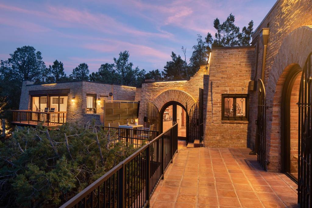 Modern, Luxury within iconic Sedona Architecture With Epic Red Rock Views Private Trail Head - Enjoy on property Sauna, Aromatherapy Steam Room, Hot Tub, Pools and Wellness Services - Appartement Met één Slaapkamer