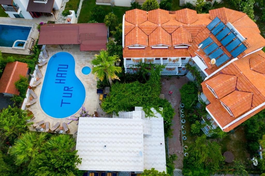 una vista aérea de una casa con piscina en YENI DOGA HOTEL, en Dalyan