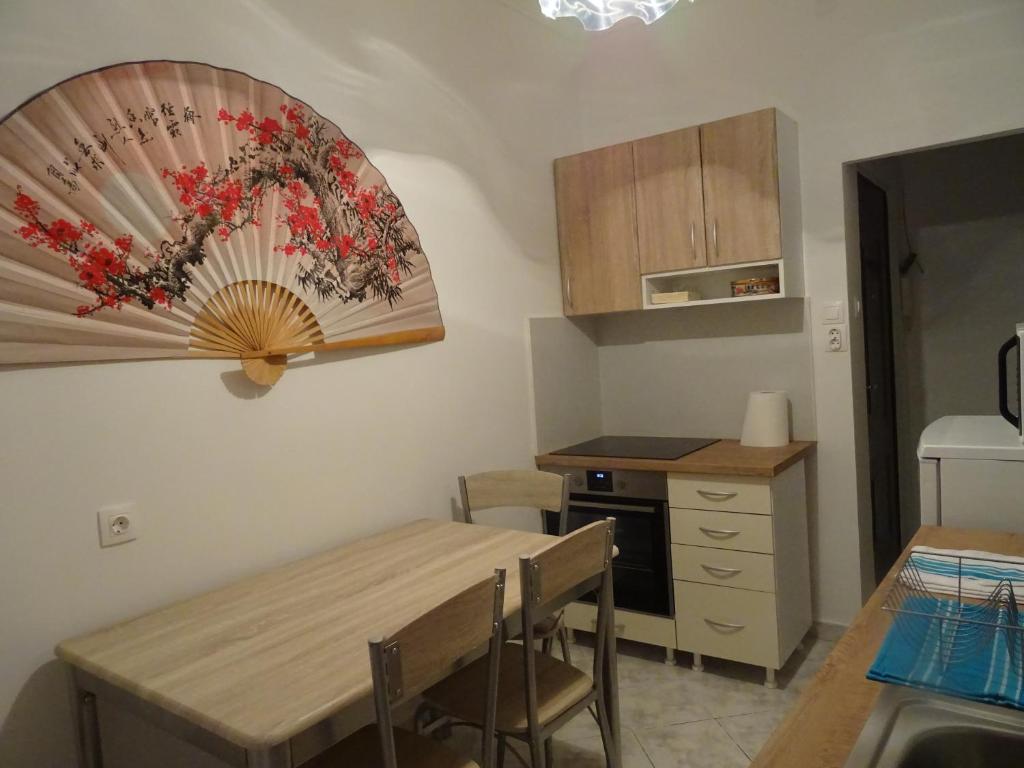 eine Küche mit einem Holztisch und eine Küche mit einer Theke in der Unterkunft Győri úti lakás in Tatabánya