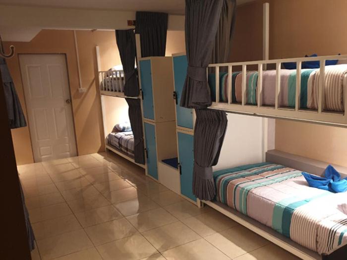 Tempat tidur dalam kamar di Oasis Hostel & Bar