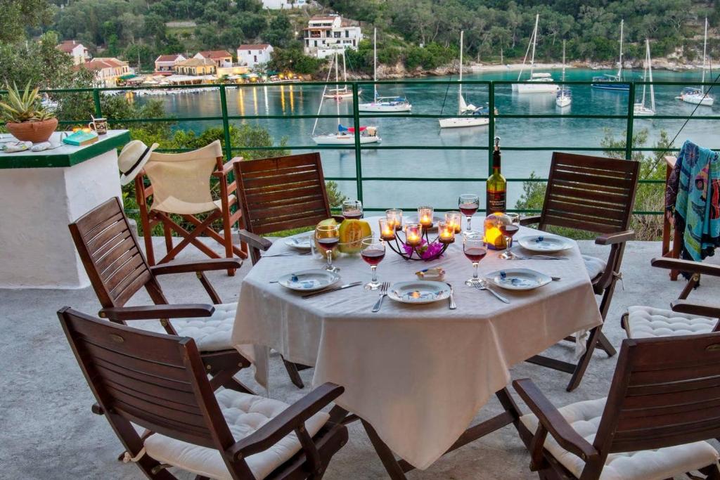 Restaurace v ubytování Full Of Sea House- Villa Christos