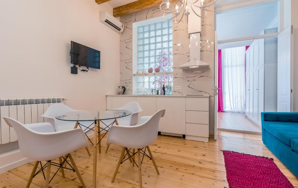 eine Küche und ein Esszimmer mit einem Tisch und Stühlen in der Unterkunft Irina's cozy apartment #21 in Tbilisi City