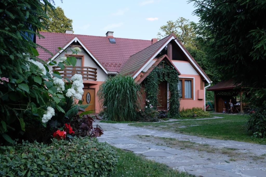 une maison avec un chemin devant elle dans l'établissement Rodzinny Domek Apartament, à Wisłoczek