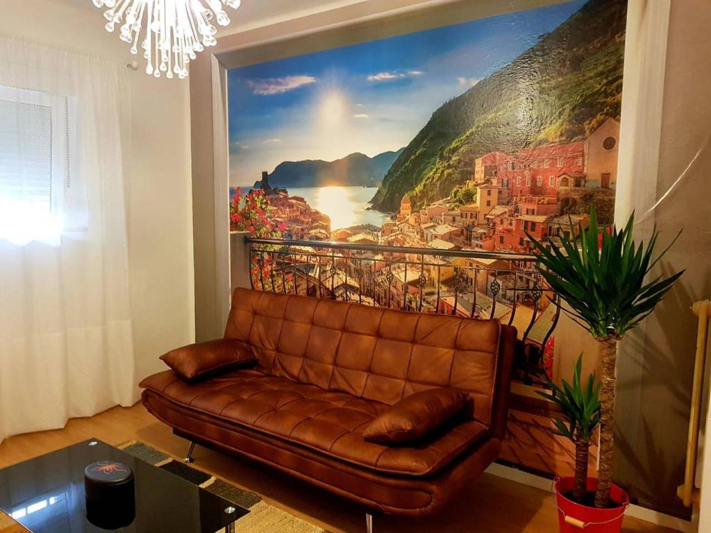 - un canapé dans le salon orné d'un grand tableau dans l'établissement Casa Coqueta y confortable en Oviedo, à Oviedo