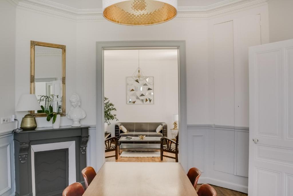 une salle à manger avec une table et une cheminée dans l'établissement Maison Qui s'y frotte s'y pique, à Robert-Espagne