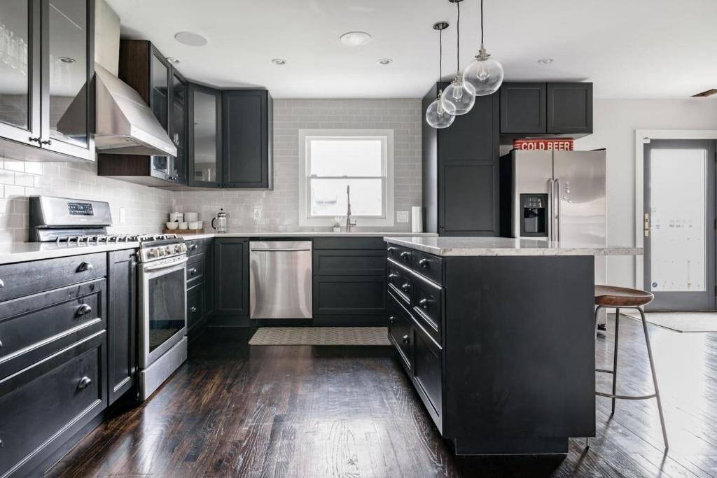 Charming Rustic Modern House Near Royal Oak, Pleasant Ridge (updated