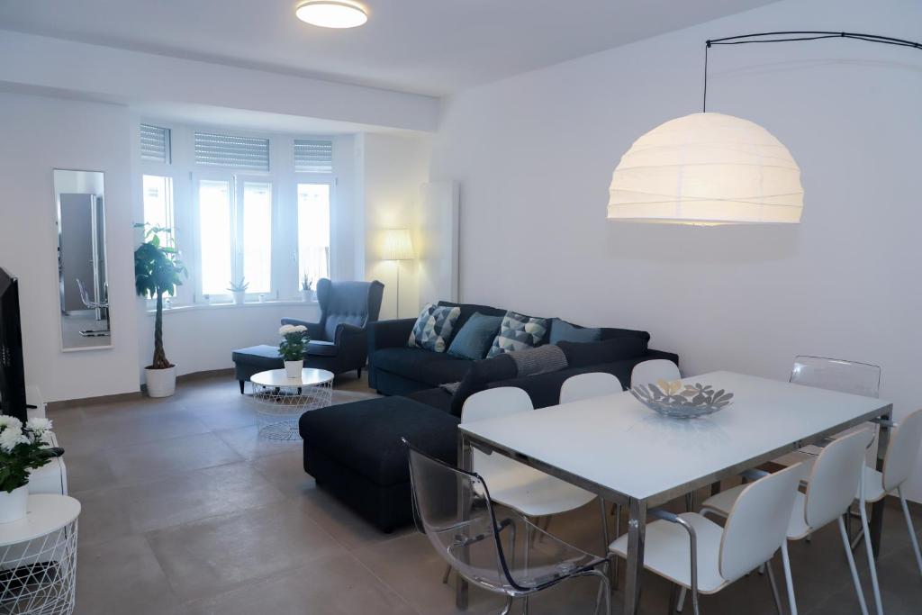 sala de estar con sofá y mesa en high class flat, en Luxemburgo
