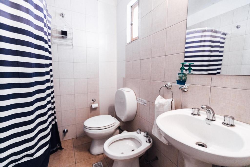 a bathroom with a white toilet and a sink at Hospes - Departamento in San Rafael