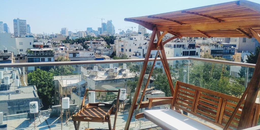 Balkón nebo terasa v ubytování Dizengoff Penthouse Boutique Hostel