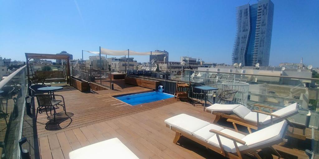 Bazén v ubytování Dizengoff Penthouse Boutique Hostel nebo v jeho okolí