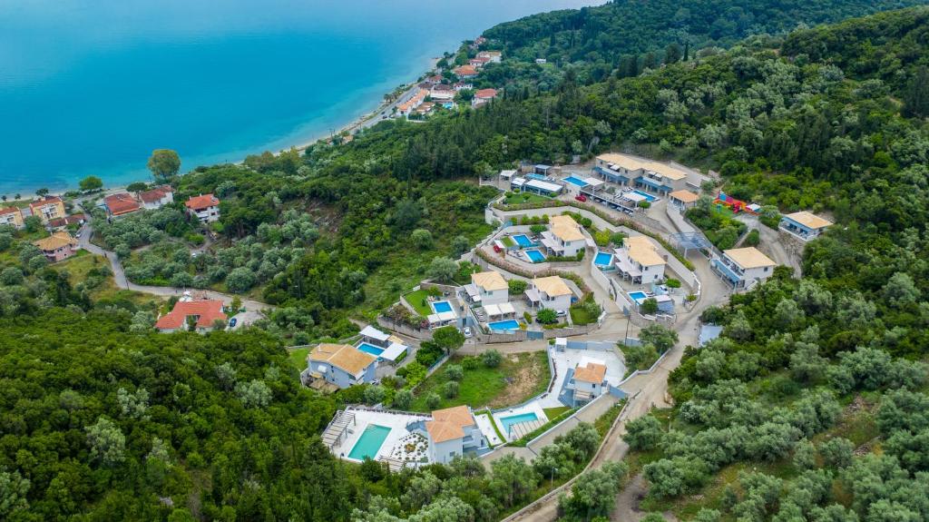 een luchtzicht op een huis op een heuvel naast de oceaan bij Thealos Village in Lygia