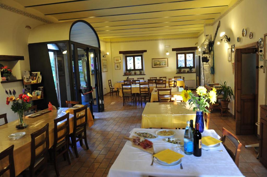 Reštaurácia alebo iné gastronomické zariadenie v ubytovaní Agriturismo La Caputa