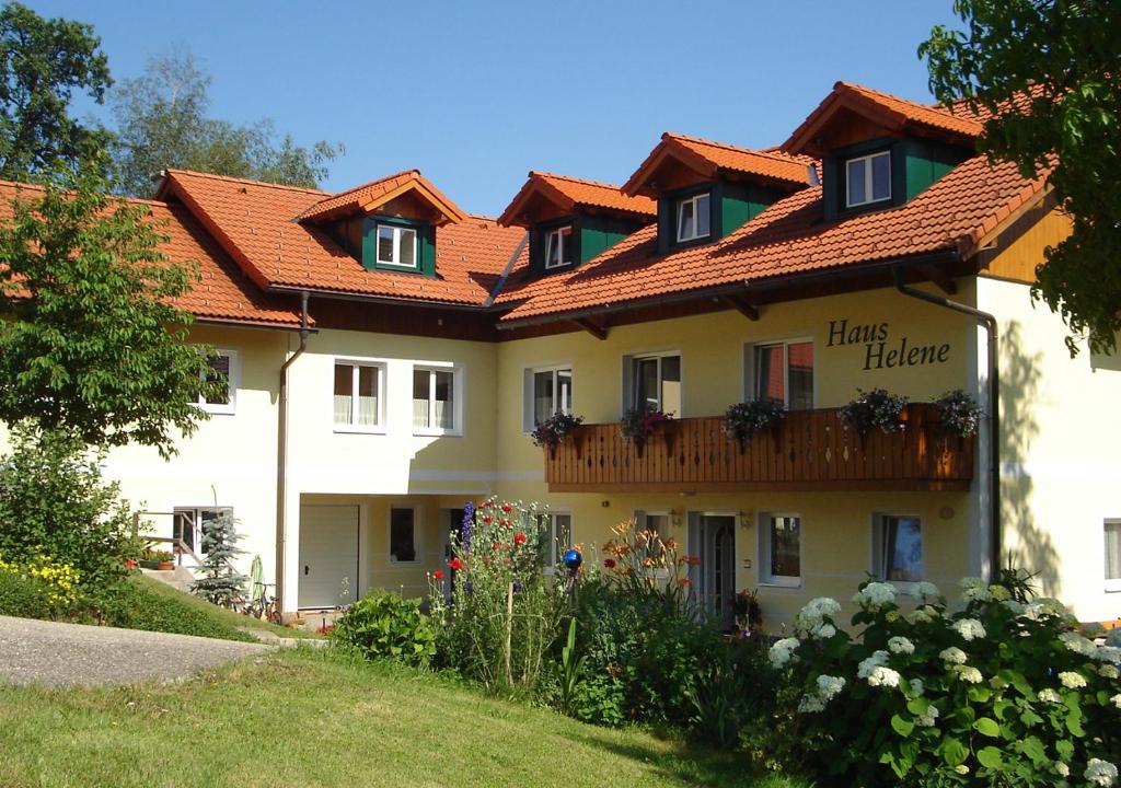 a large building with a sign that sayshens heritage at Frühstückpension Haus Helene in Schörfling