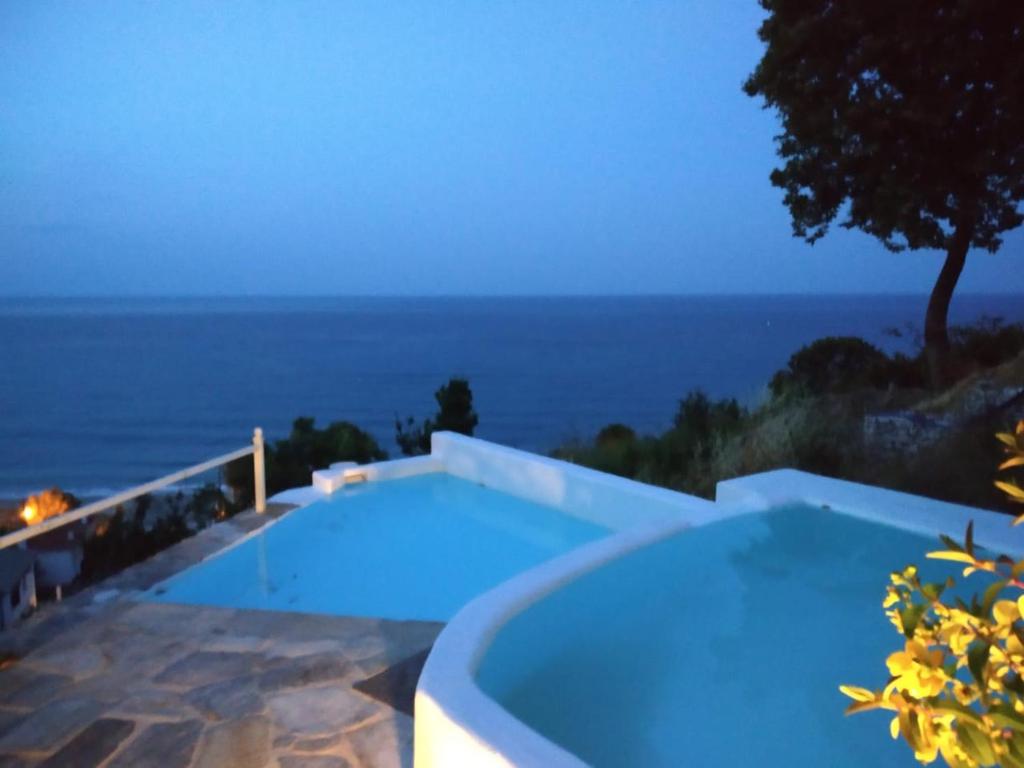 una piscina azul con el océano en el fondo en Isabel Artemis, en Khorevtón