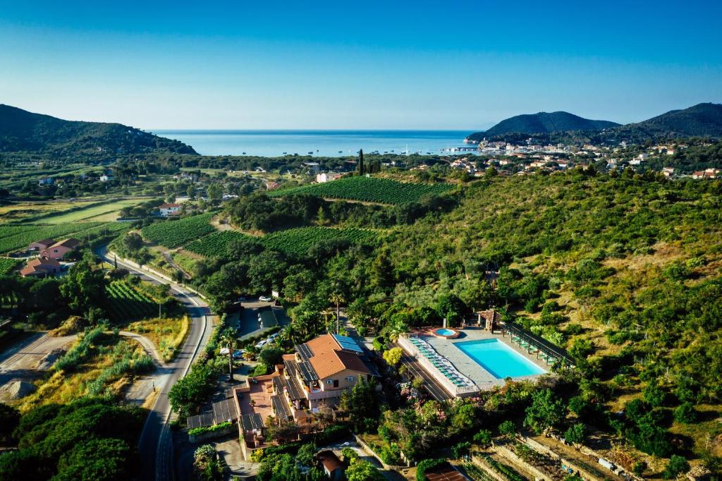 einen Luftblick auf eine Villa und das Meer in der Unterkunft Al Barcoco in Marina di Campo