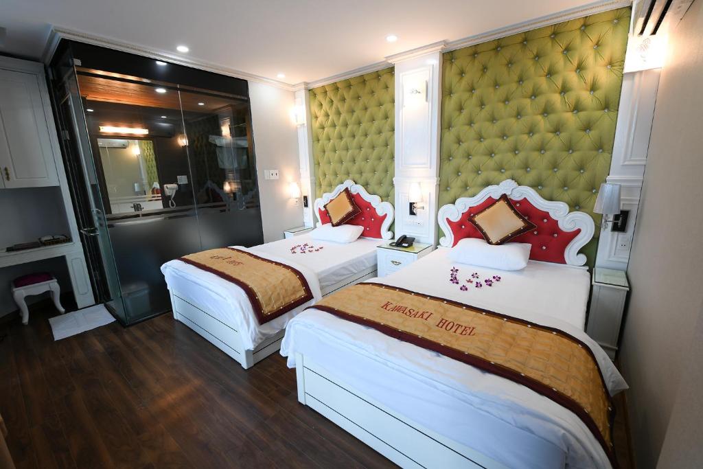 2 Betten in einem Hotelzimmer mit 2 Betten sidx sidx sidx sidx in der Unterkunft Kawasaki Noi Bai Hotel in Noi Bai