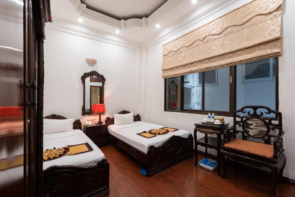 Postel nebo postele na pokoji v ubytování Hanoi Little Town Hotel