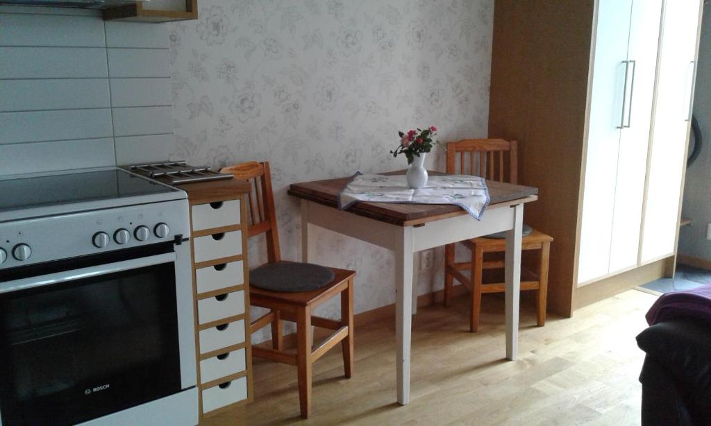 Kuchyň nebo kuchyňský kout v ubytování Stuga i Gamla-köpstad
