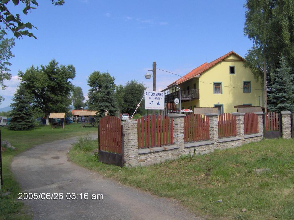Budova, kde se kemp nachází