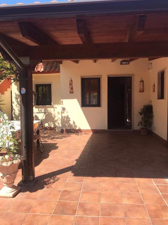 an external view of a house with a patio at Appartamento l’Akorea in Convento
