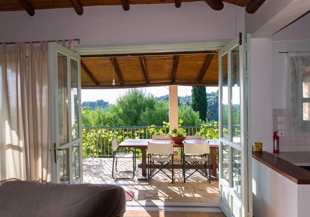 Balkón alebo terasa v ubytovaní Villa with private garden